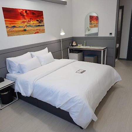 Hi& Hotel Пионтек Екстериор снимка