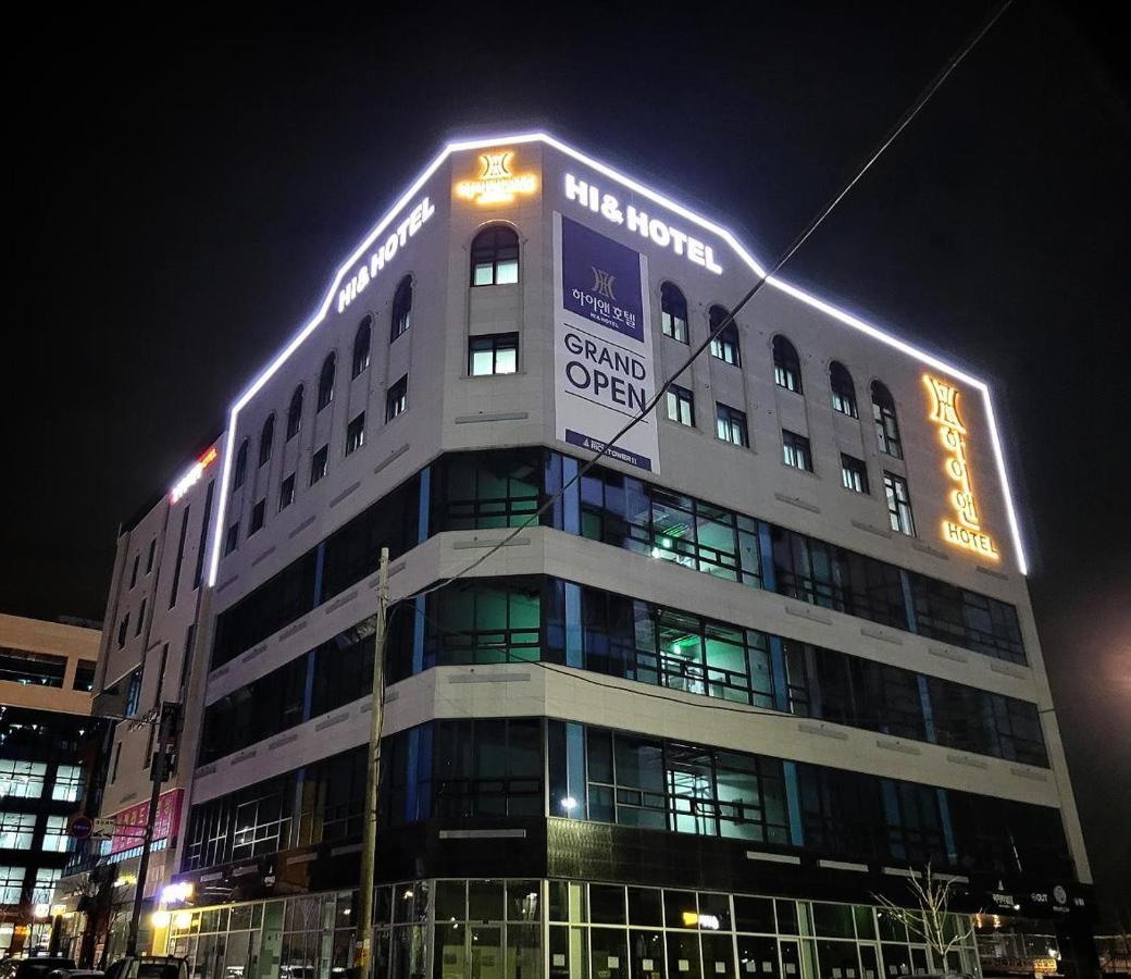 Hi& Hotel Пионтек Екстериор снимка