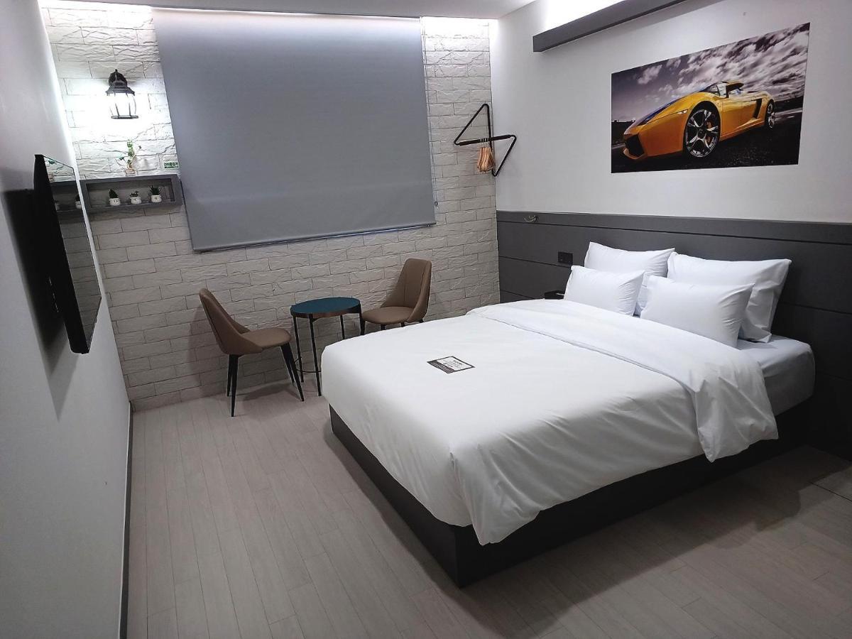 Hi& Hotel Пионтек Екстериор снимка