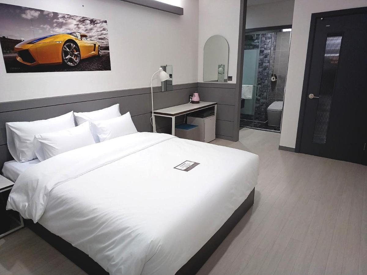Hi& Hotel Пионтек Екстериор снимка