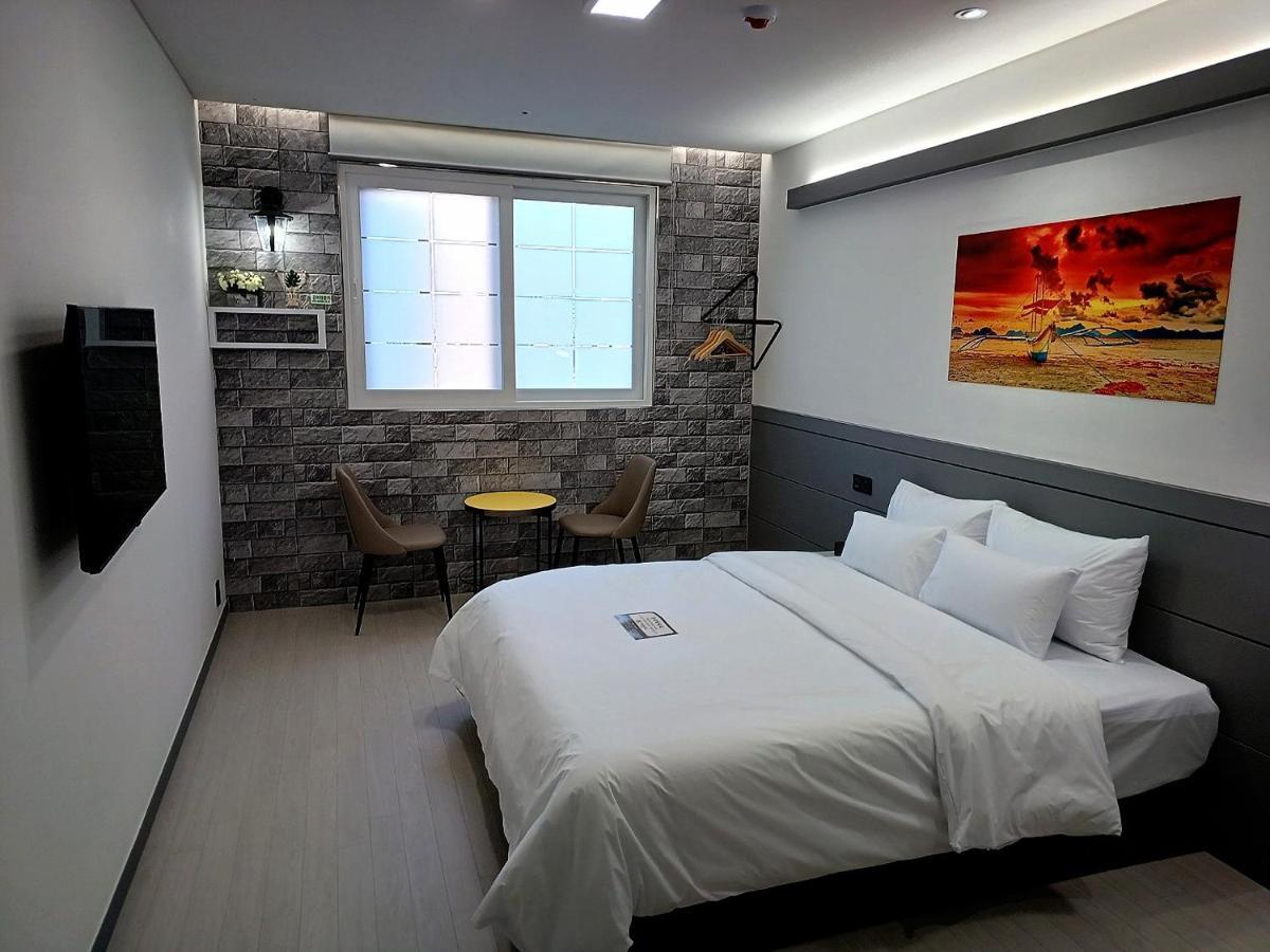 Hi& Hotel Пионтек Екстериор снимка